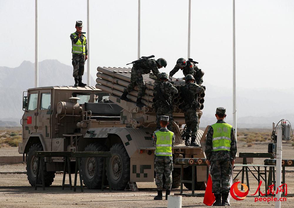 中國參賽隊員進行火箭炮修理。