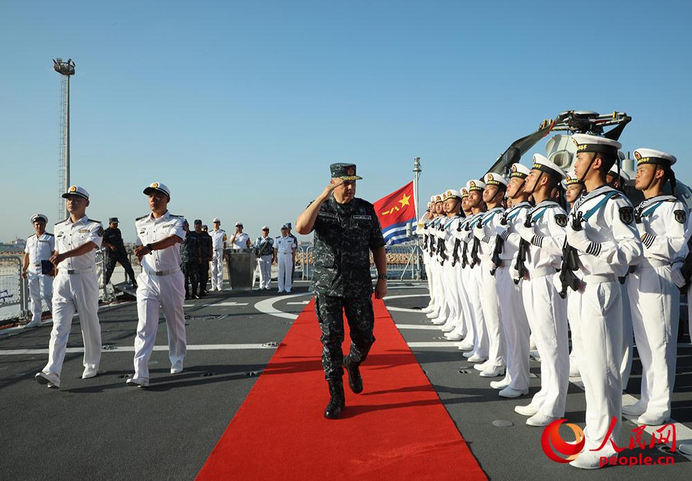 埃及海軍司令艾哈邁德中將檢閱西安艦儀仗隊。