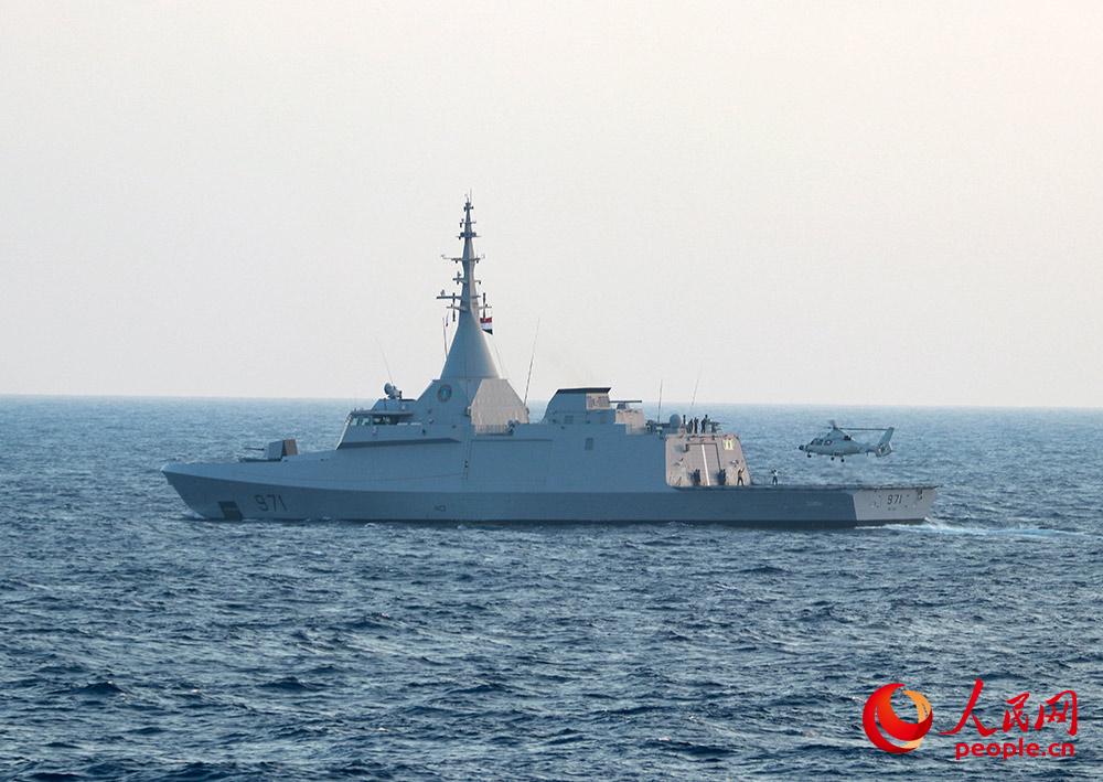 聯合演練中，中國海軍西安艦艦載直升機在埃及海軍“阿拉法特”號護衛艦進行著艦訓練。