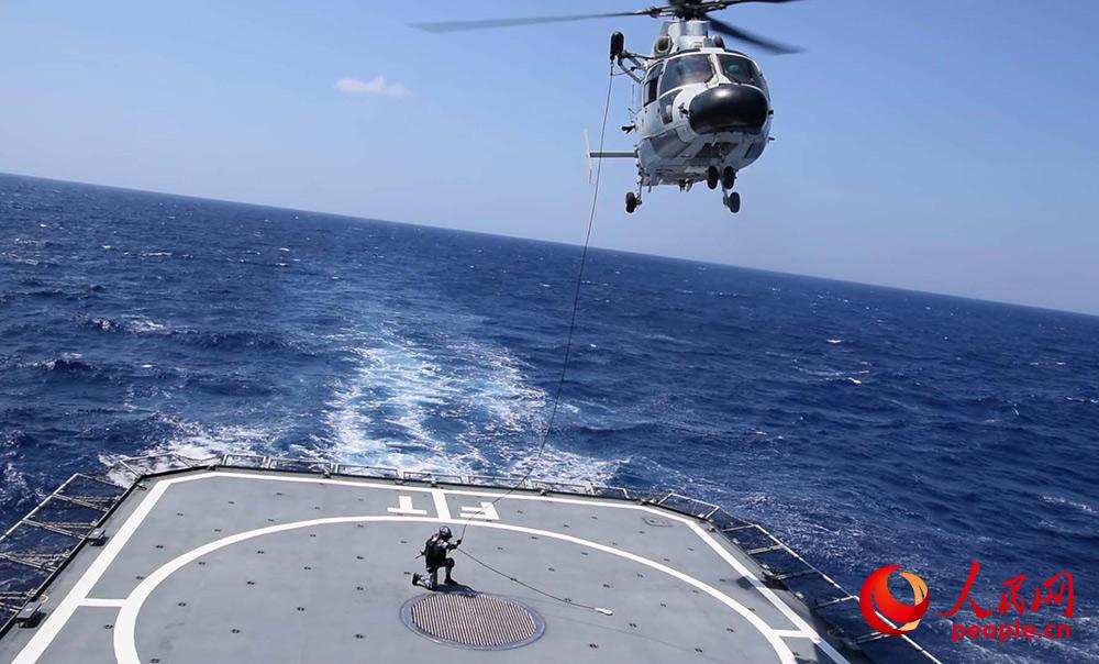 特戰隊員索降埃及海軍“阿拉法特”號護衛艦。