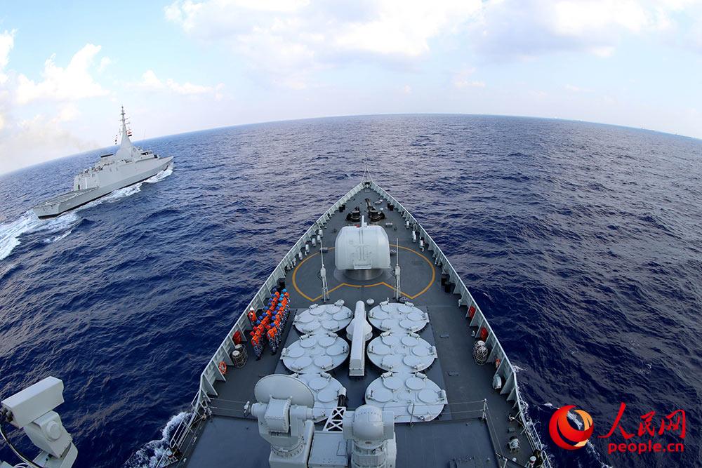 西安艦與埃及“阿拉法特”號護衛艦進行航行補給訓練。