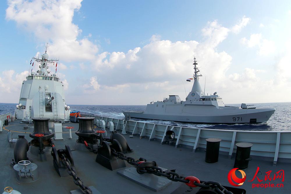 西安艦與埃及“阿拉法特”號護衛艦進行航行補給訓練。