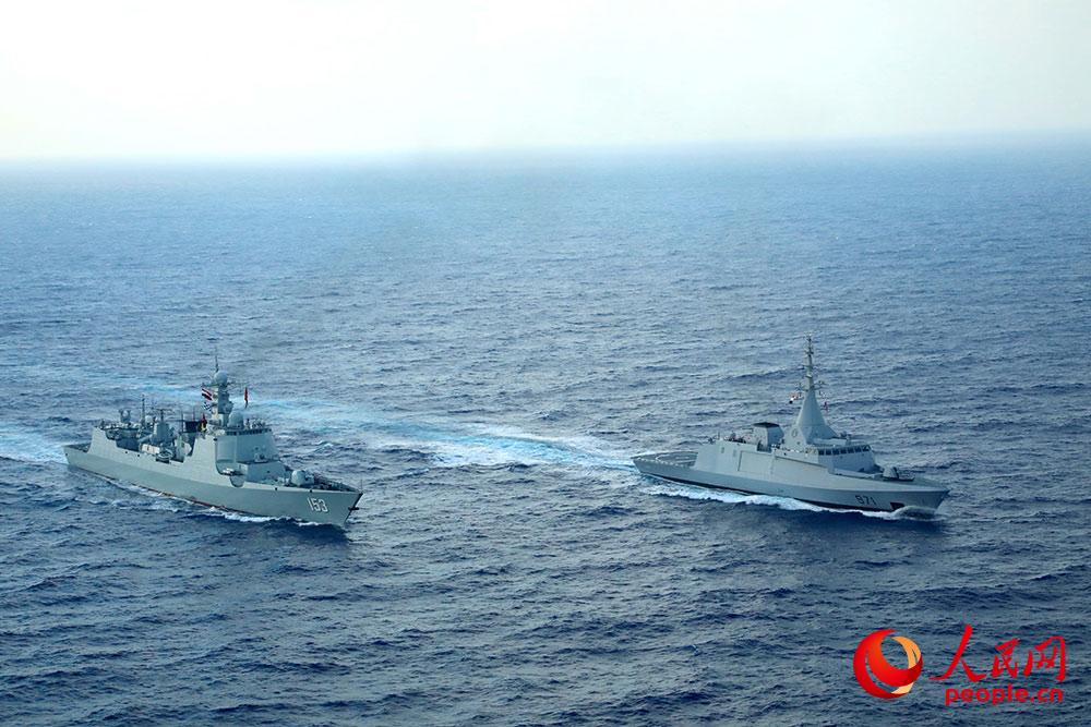 中國海軍西安艦與埃及海軍“阿拉法特”號護衛艦進行聯合演練。