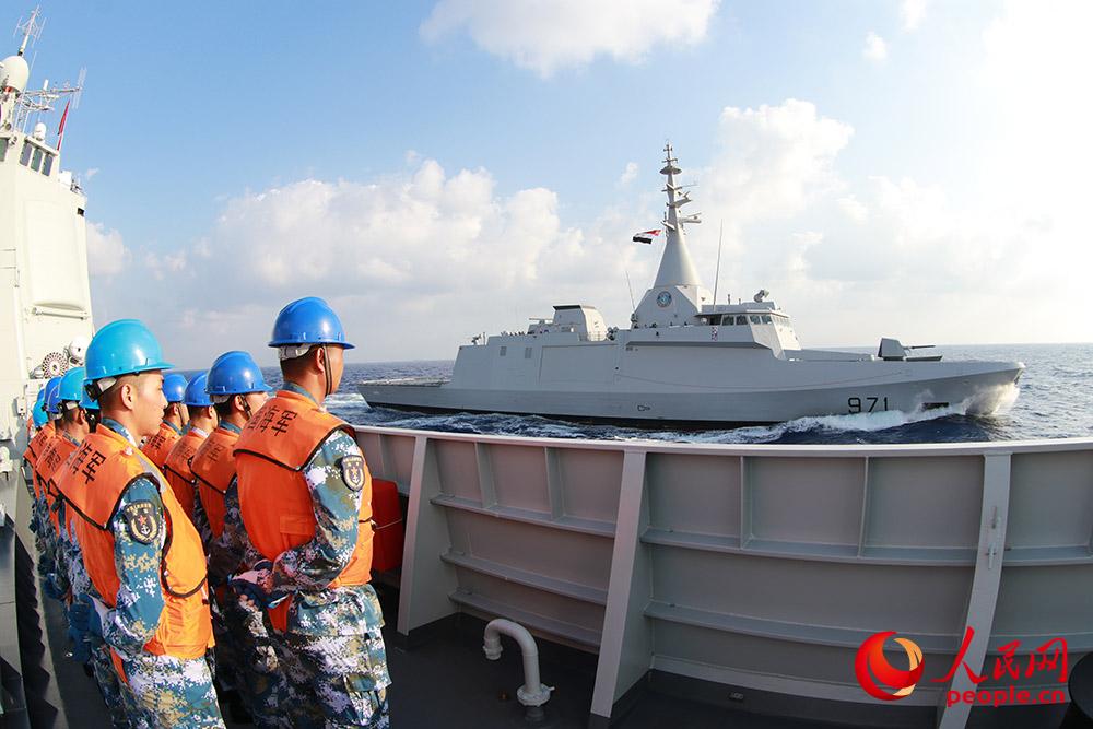 中國海軍西安艦與埃及海軍“阿拉法特”號護衛艦進行航行補給訓練。
