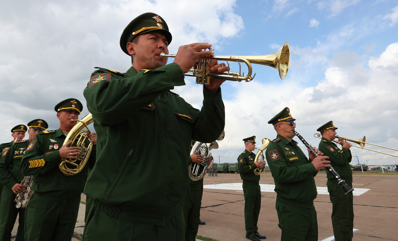 俄軍樂隊奏響了歡迎曲