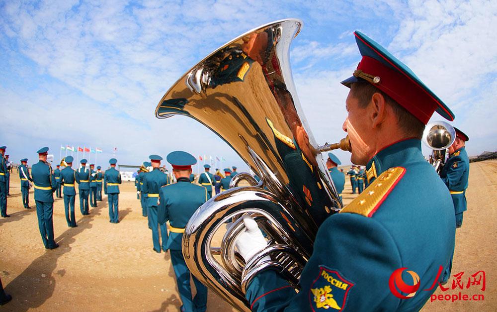 俄軍樂團在開幕式上演奏。