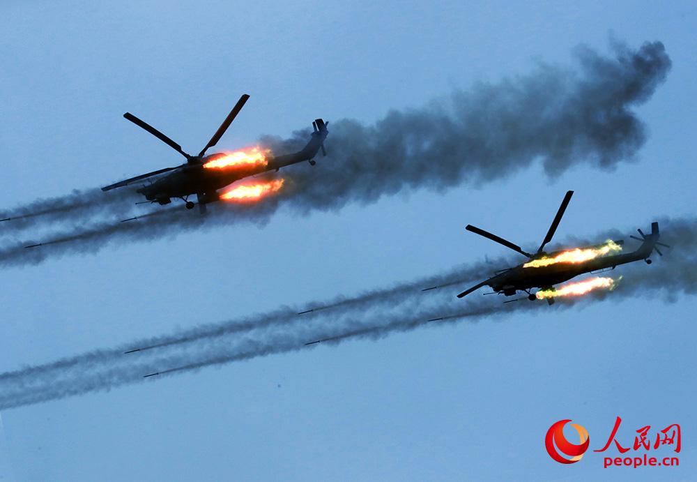 俄軍武裝直升機實施火力打擊
