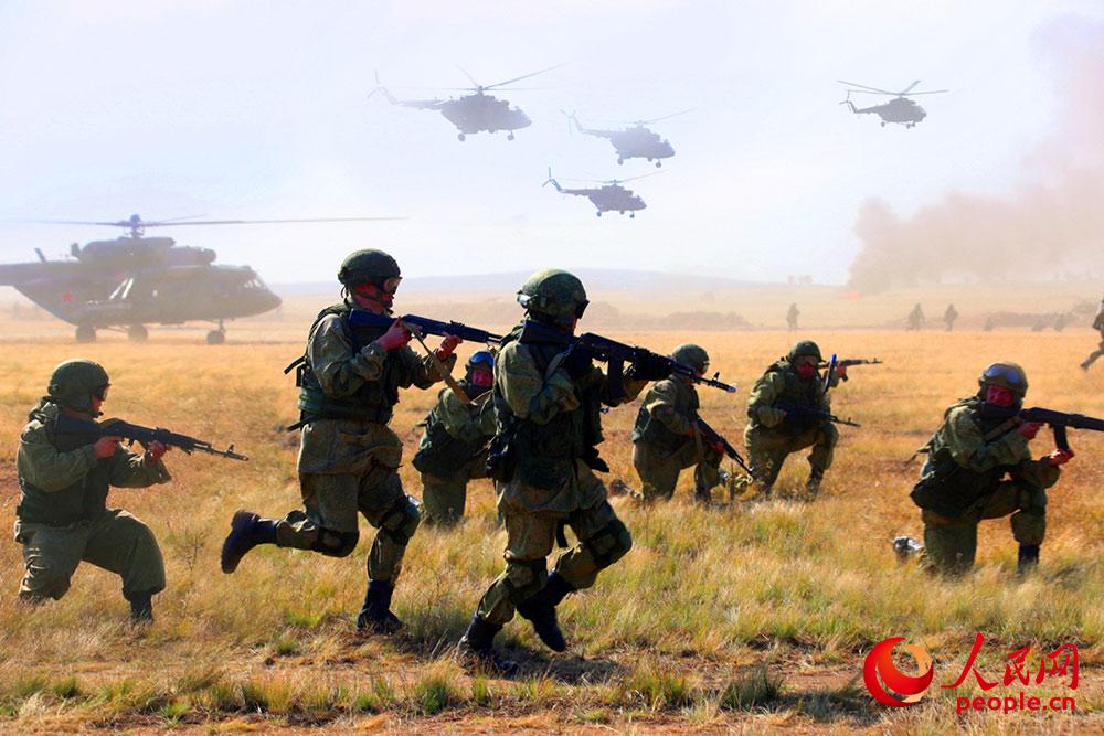 俄軍特戰隊員在武裝直升機掩護下向“敵”縱深突擊