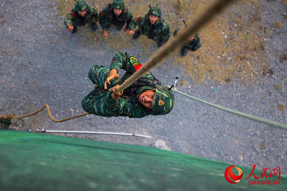 一名特戰隊員在進行抓繩攀登訓練。