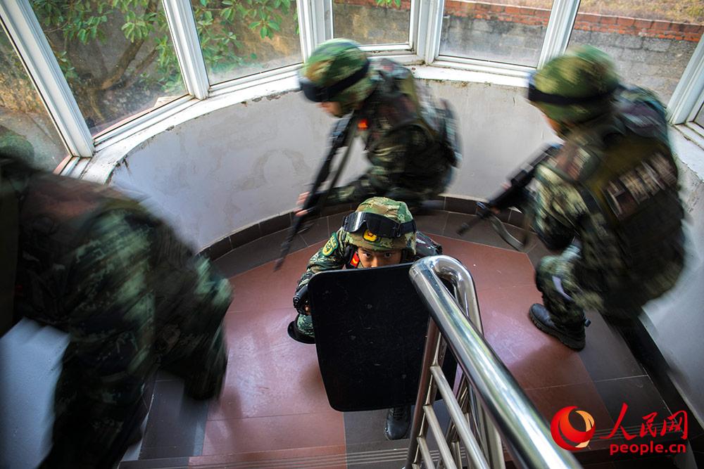 一名突击队员掩护队友向“暴恐分子”藏匿区域展开搜捕。
