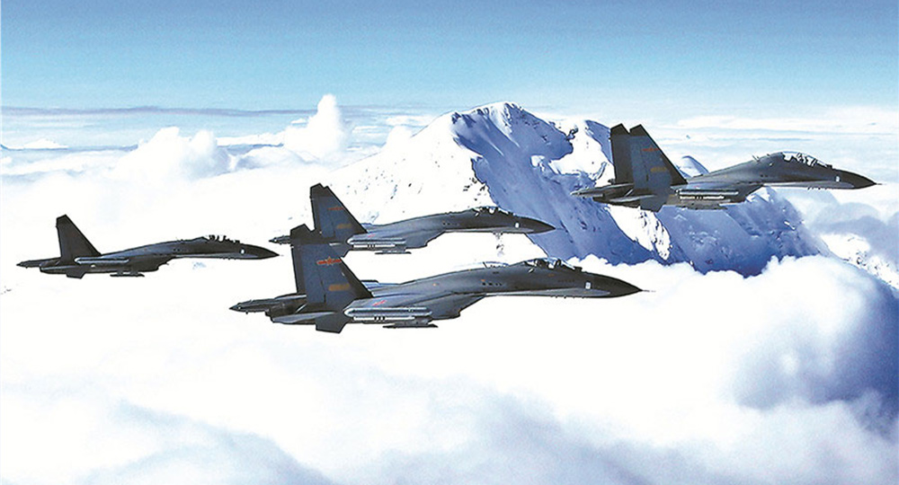 殲-11戰機飛越雪域高原。劉應華 攝