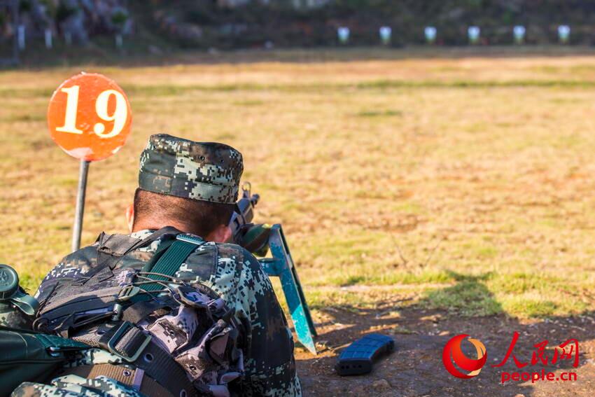 2019年11月15日，一名新兵在進行實彈射擊訓練，打響了軍旅人生中的第一槍。