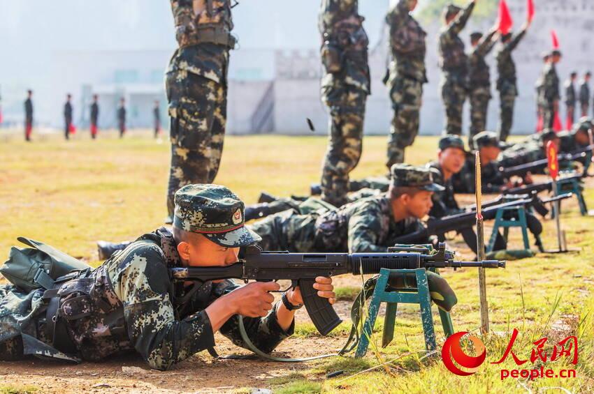 2019年11月15日，武警新兵在進行實彈射擊訓練，打響了軍旅人生中的第一槍。