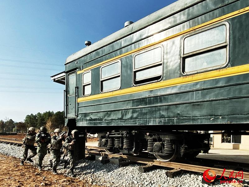 特種突擊隊進行火車反劫持訓練。馬昌 攝
