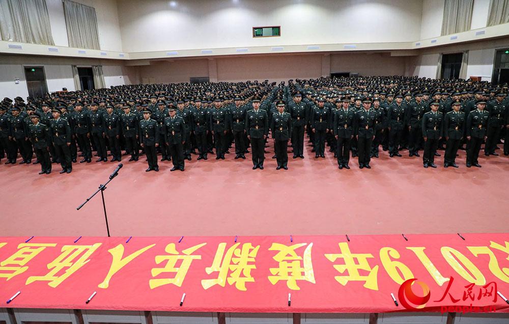 官兵齊唱《中華人民共和國國歌》。