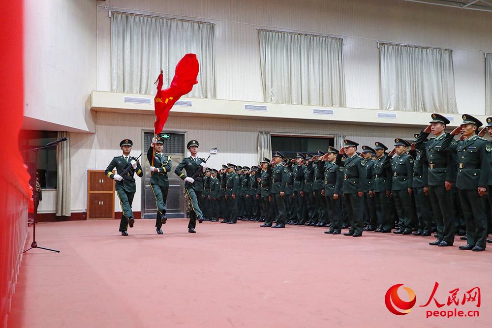 全體官兵向軍旗敬禮。