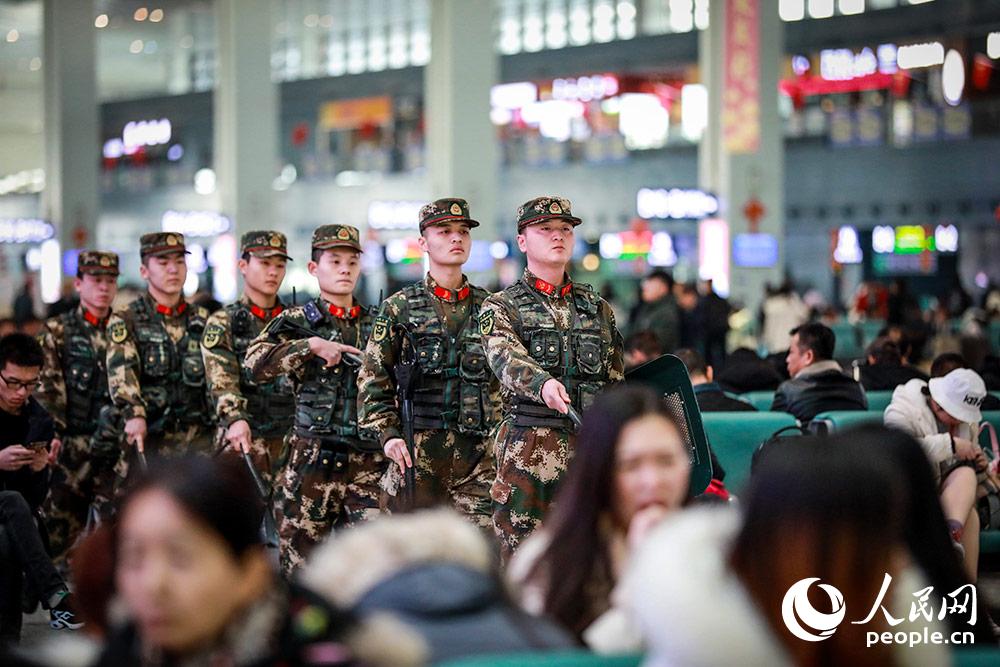 1月12日，武警甘肅總隊蘭州支隊官兵在火車西站候車廳巡邏執勤，維護秩序。