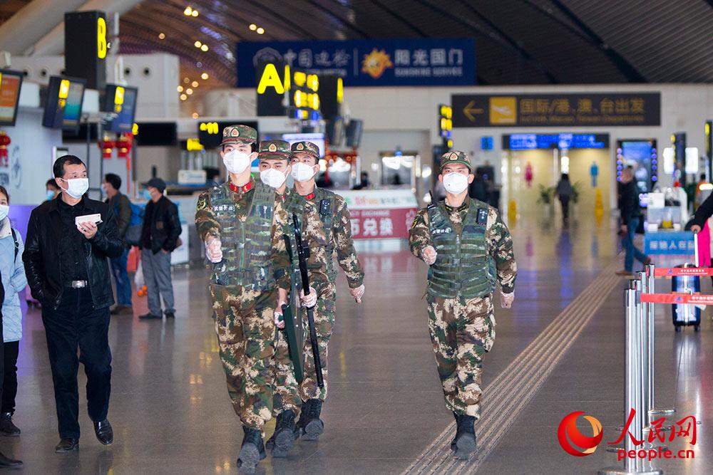 2月1日，武警廣西總隊南寧支隊官兵在機場內巡邏執勤。
