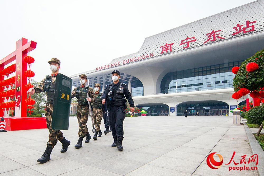 官兵與民警在南寧東站巡邏執勤。