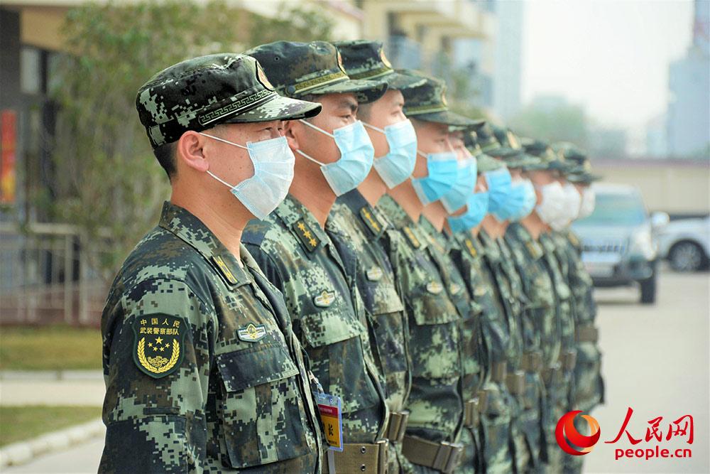 3月9日，考試現場全體官兵整齊列隊作風嚴謹。