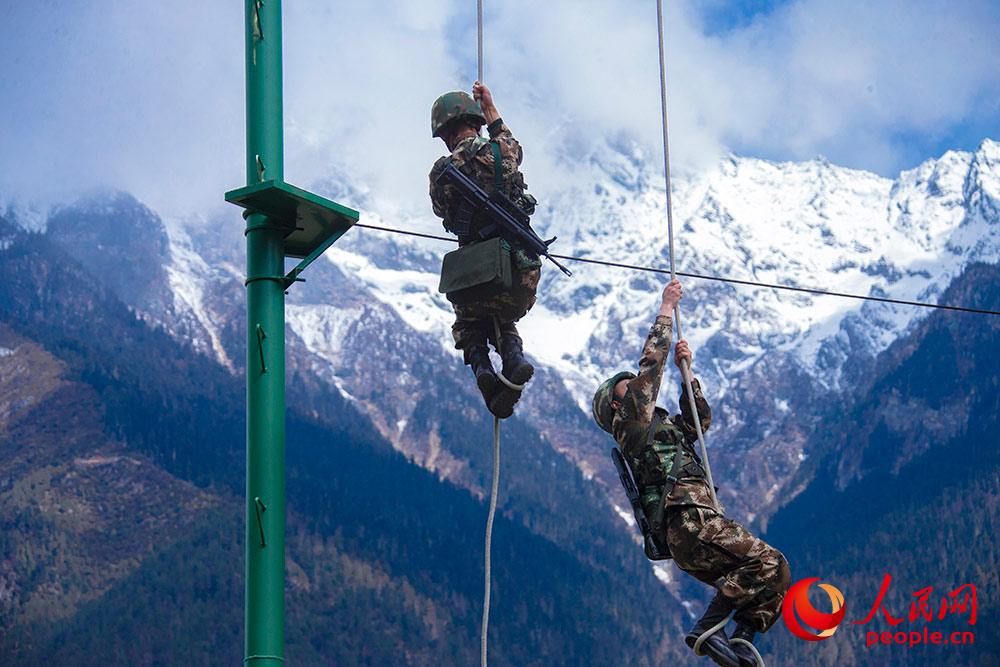 3月24日，武警某部官兵正在攀登訓練。