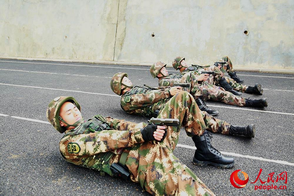 特戰隊員進行多姿勢手槍預習訓練。