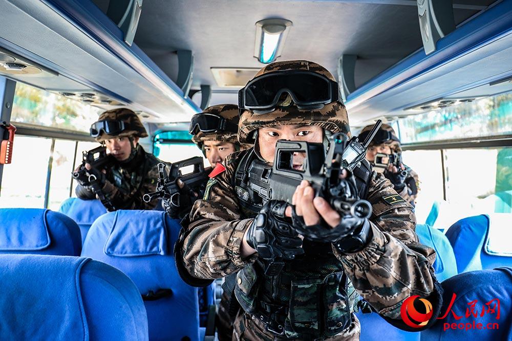 特戰隊員開展模擬公交車反劫持戰斗。
