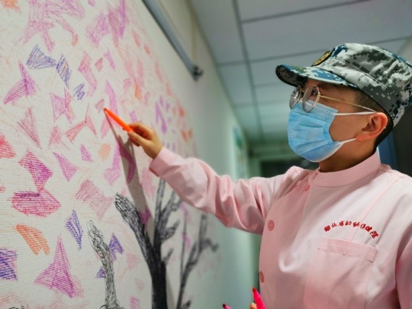 身上的画，心头的花 军队支援湖北医疗队、湖北省妇幼保健院光谷院区重症医学科