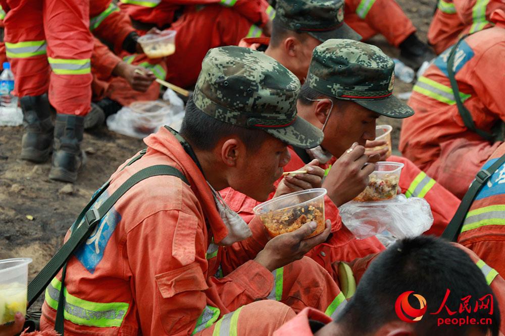官兵在火場就餐。