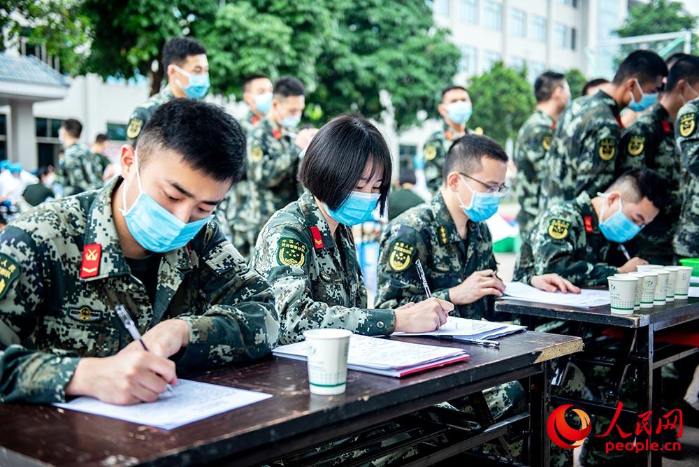 武警官兵正在填寫血樣採集單。