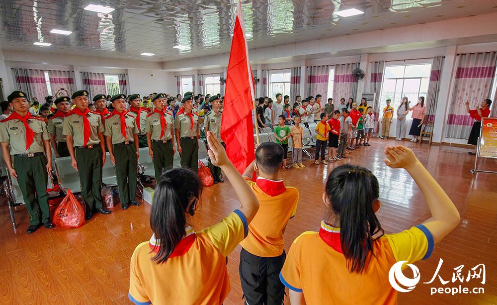 武警官兵與學校師生共唱《共產主義接班人》。