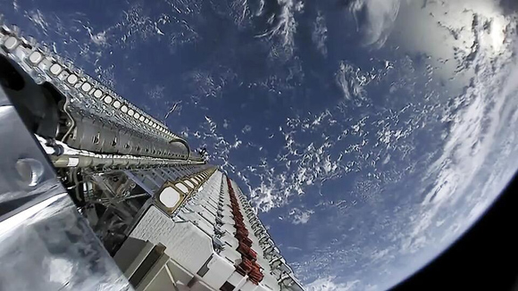 SpaceX“星鏈”衛星群進入太空時的畫面。（圖片來源：環球網）