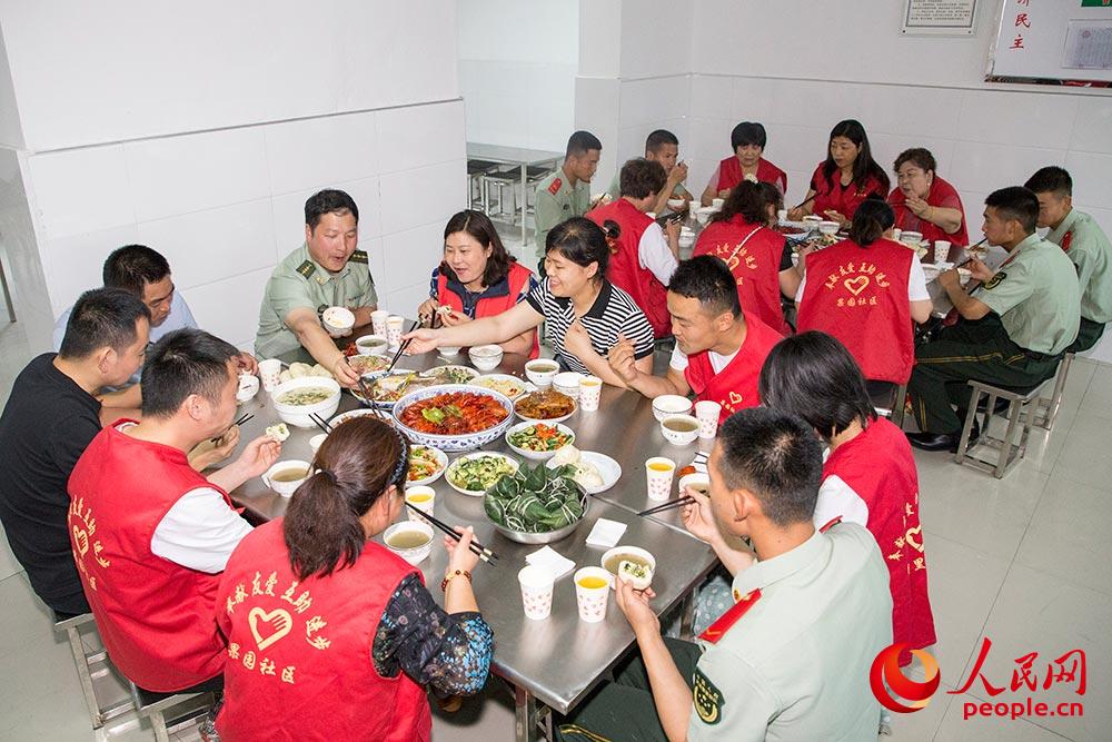 官兵和社區群眾共進晚餐。