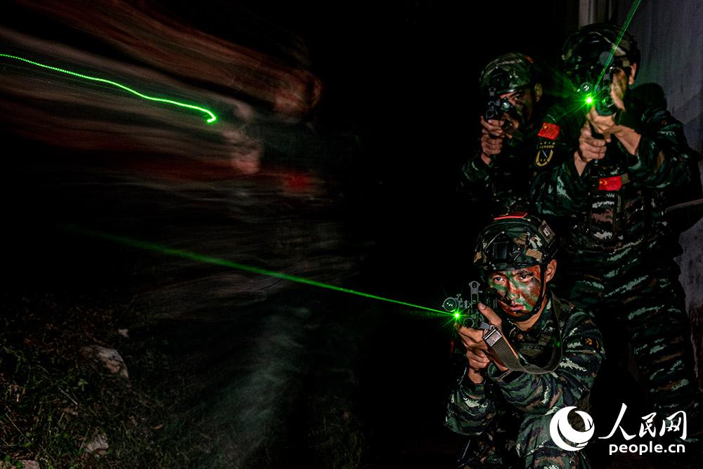 夜間反恐演練中，特戰隊員交替掩護搜索“目標”。