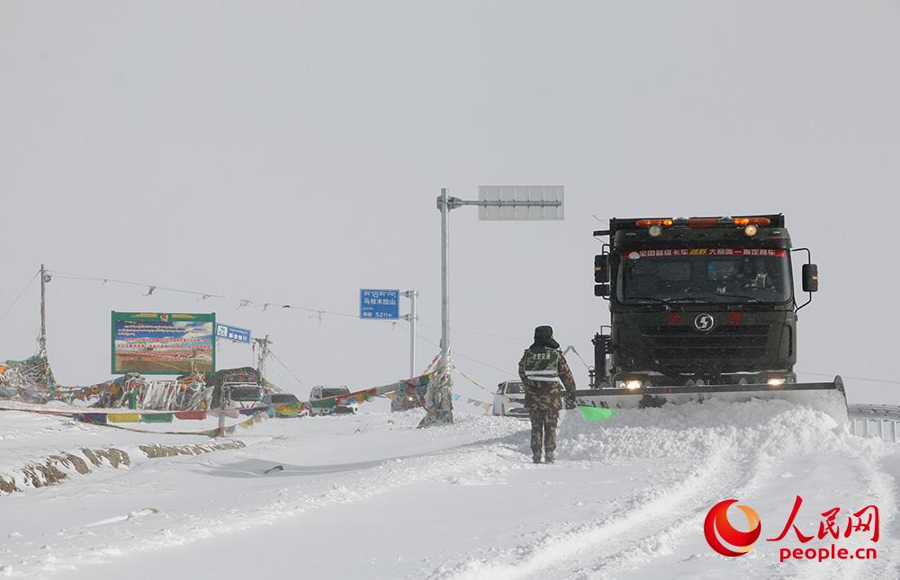 武警官兵在海拔5000多米的馬攸木拉達坂清理路面積雪。