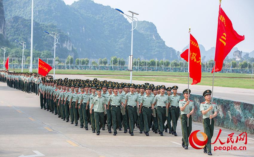 5月10日，官兵整齊列隊走向儀式現場。