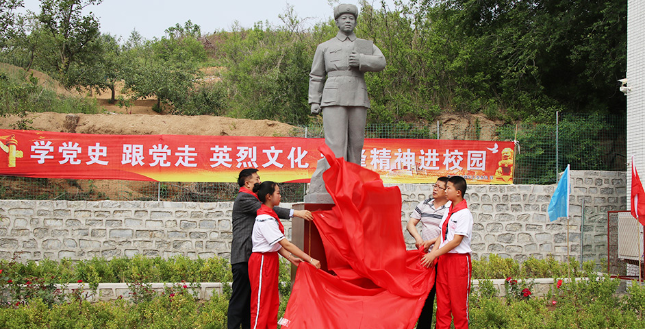 山東省龍口市最美退役軍人宋文章向田家小學捐贈雷鋒塑像