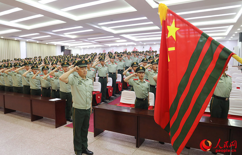 授銜后，武警戰士向武警部隊旗宣誓。