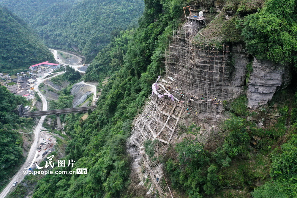 重慶黔江：懸崖絕壁上排危 保鐵路運行安全