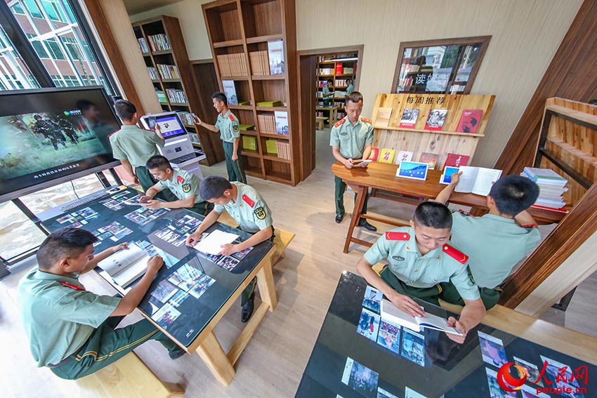 官兵在“强军书屋”内阅读书刊。