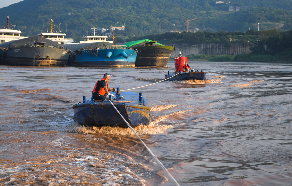 重慶：洪峰過境 航道工乘風破浪為船舶保駕護航