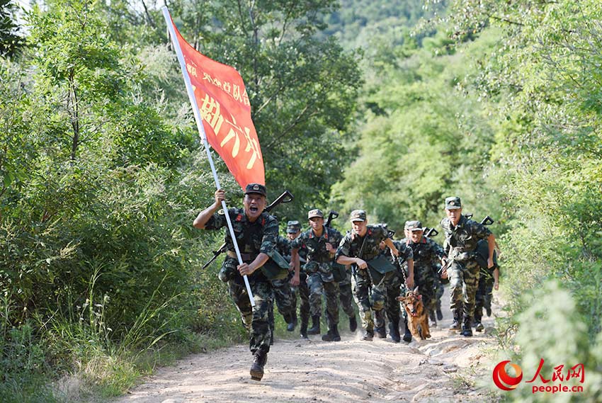 武警合肥支队执勤六中队官兵在烈日下进行山地五公里武装越野。
