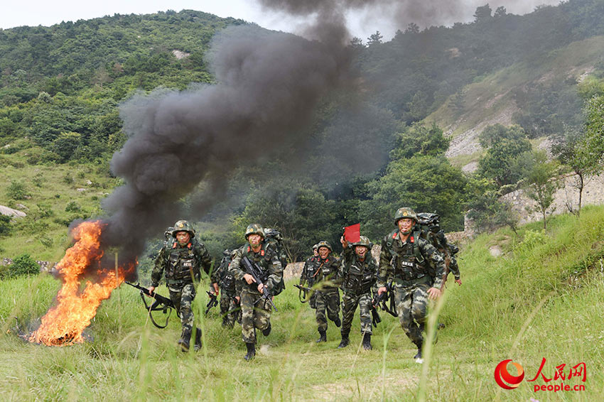 官兵在某山地開展班組戰術演練。