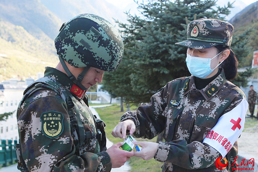 皮膚科醫生深入訓練場為戰士發放藥品。