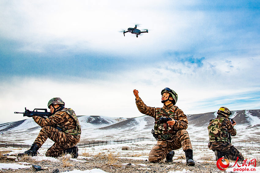 特戰隊員利用無人機對目標區域實施空中偵察。