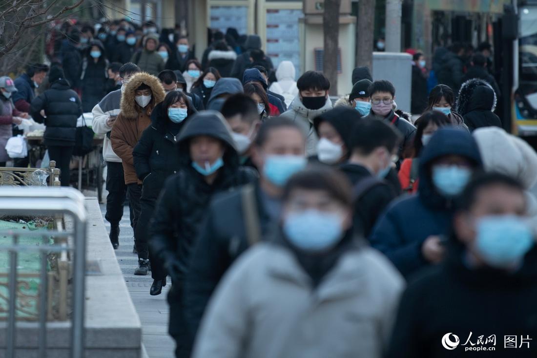 北京遇入冬以來最低溫 市民在寒風中前行