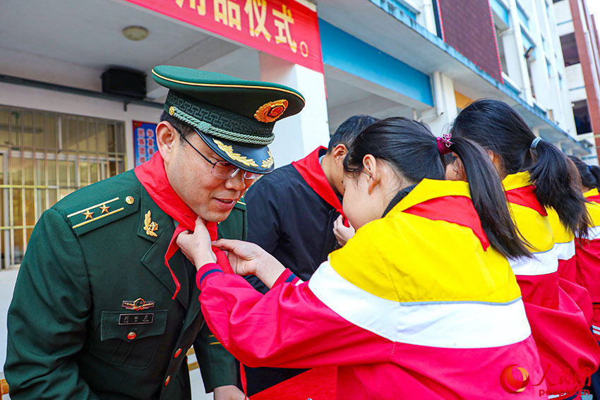 学生代表为武警官兵系戴红领巾。