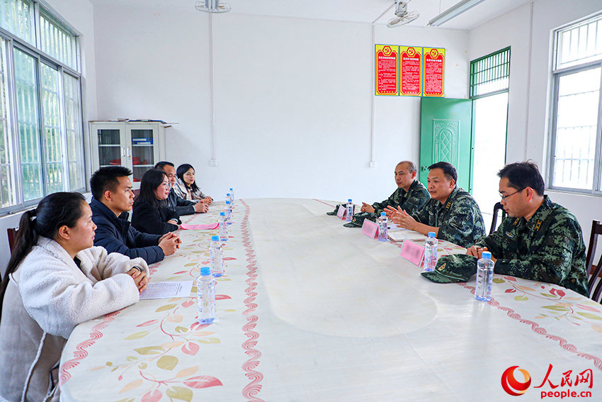 在环江大安乡金桥希望小学，武警官兵与学校领导开展座谈交流。