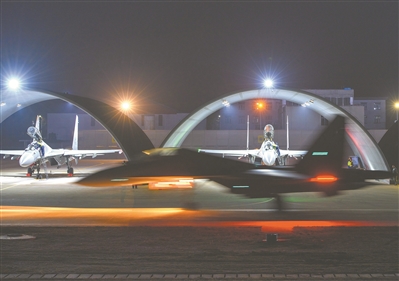 空军航空兵某团组织夜间飞行训练