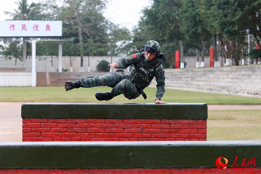 官兵快速飞跃矮墙。